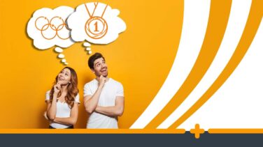 Uśmiechnięta para marząca o sukcesie – kobieta o igrzyskach, mężczyzna o złotym medalu