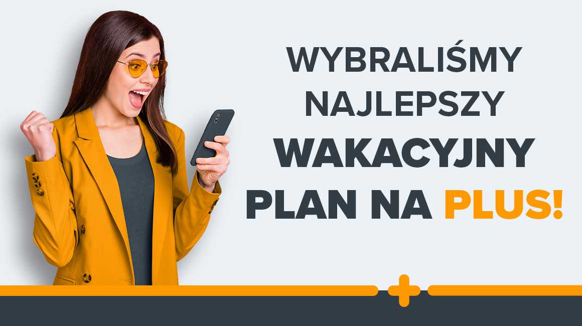 Uśmiechnięta kobieta w żółtej marynarce trzyma telefon i cieszy się z wiadomości o najlepszym wakacyjnym planie PLUS