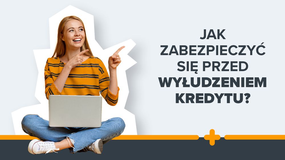 Uśmiechnięta kobieta siedzi z laptopem i wskazuje na napis "Jak zabezpieczyć się przed wyłudzeniem kredytu?"