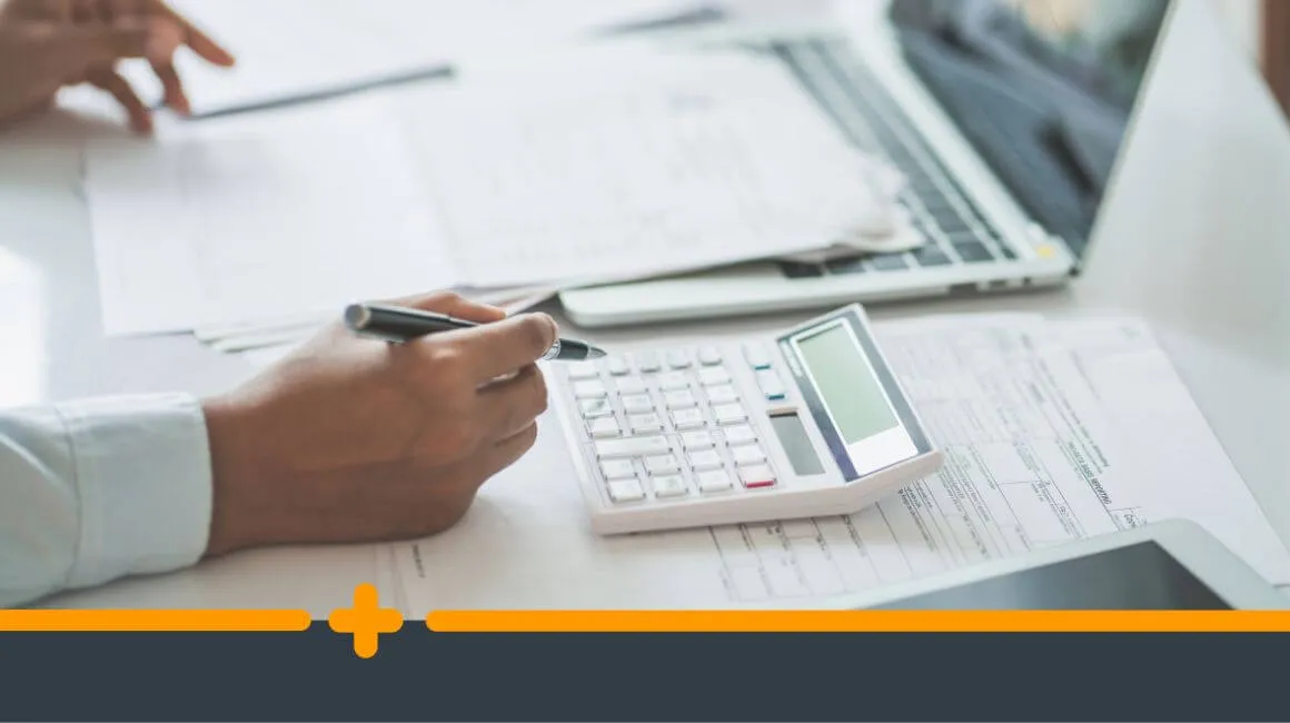 Planowanie budżetu domowego, obliczenie finansowe przy użyciu kalkulatora i laptopa