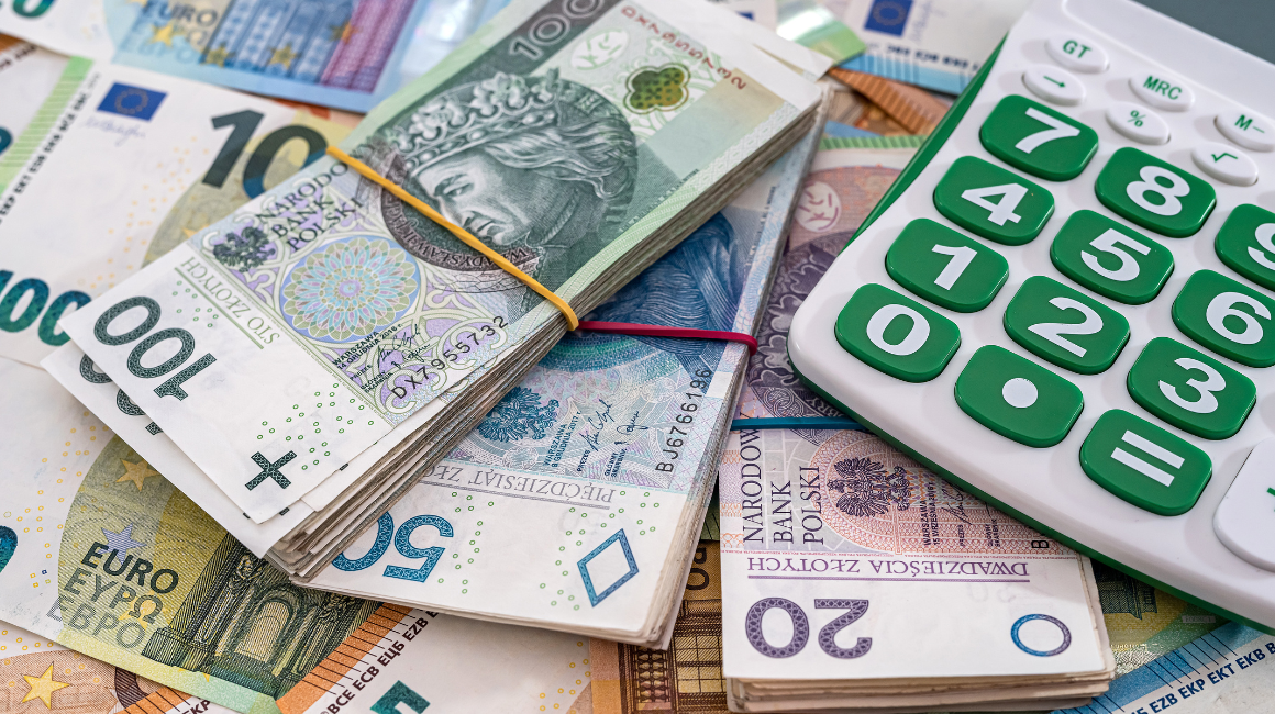 Banknoty PLN i EUR obok kalkulatora